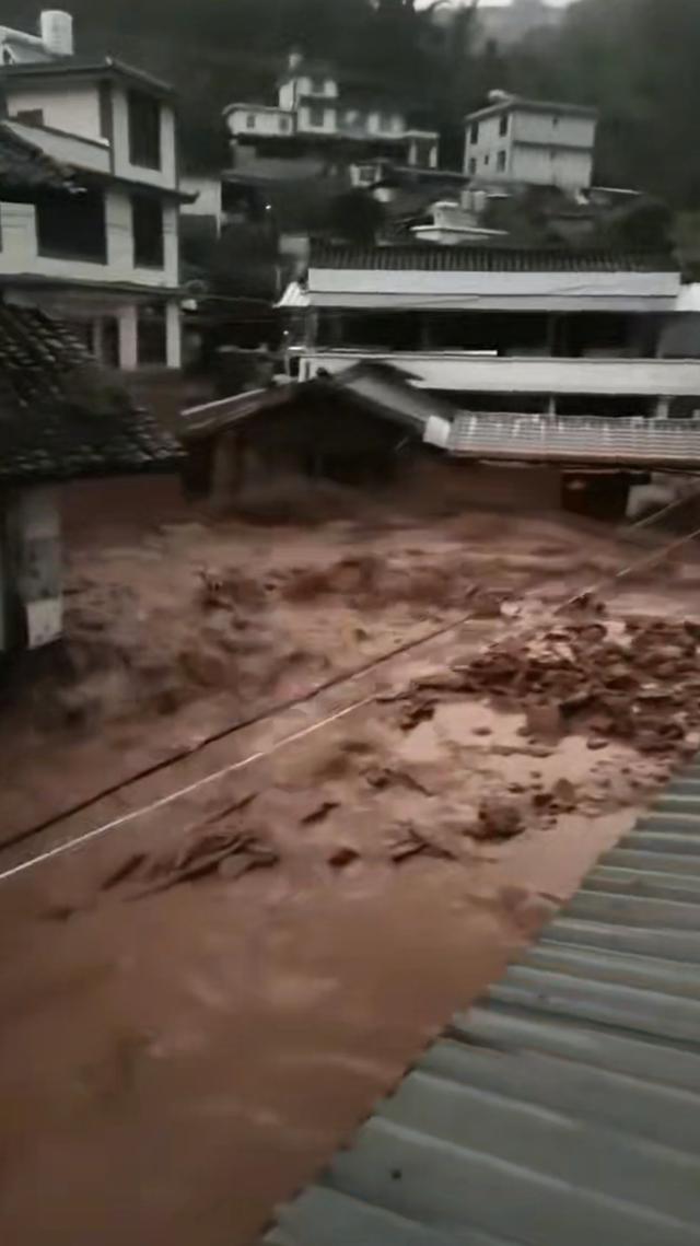 云南一地遇泥石流 山上疑有堰塞湖