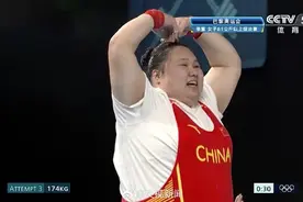 中国举重选手李雯雯夺冠后将教练高高举起，重现东京奥运“夺冠比心”图片
