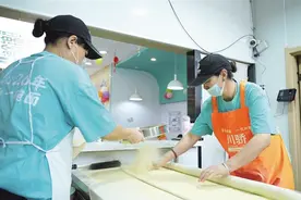 老人娃娃免费吃 环卫工人一元购 这家手擀面馆很暖心图片