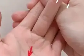 勾中指原来是个养生动作，适合睡眠差、气色不佳、肩颈不适的人图片