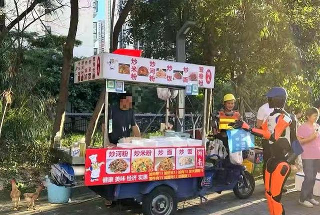 龙岗观察 | 从机器人“劝导员”上街，看AI治理如何融入龙岗市井生活