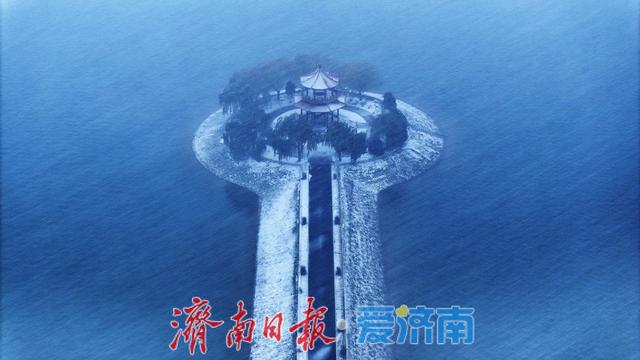 一年四季 泉在济南丨济南2025年首场雪降临，玉清湖“栈桥”变琼楼玉宇
