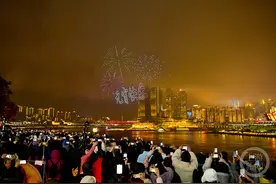 无人机灯光秀点亮山城夜空，共庆团圆佳节图片