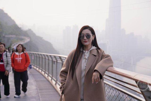 著名歌唱家谭晶来渝：打卡半山崖线鹅岭栈桥、老居民楼里吃火锅