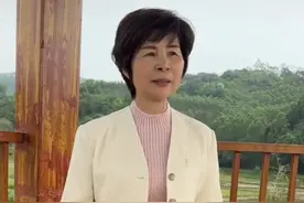 给你“洗脑”的潮汕英文歌是唱的！广东阿姨：26个字母到现在还不懂，纯靠多练图片