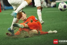 球迷喜极而泣！现场直击国足2∶1战胜印尼｜图集图片