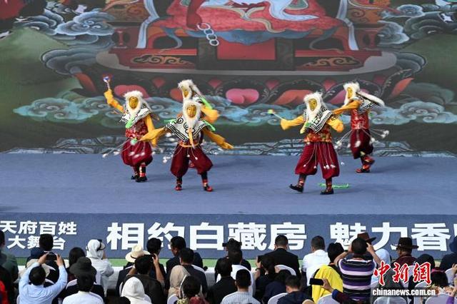 2025大香格里拉环线·乡城白色灌礼文化周上演千人锅庄秀