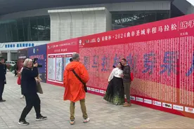 传统文化与现代体育交相辉映，曲阜市首届圣城马拉松博览会开幕图片
