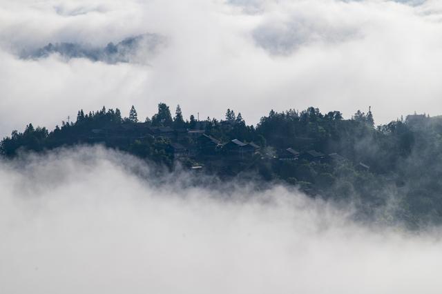 贵州从江：盛夏天鹅山云海壮美如画