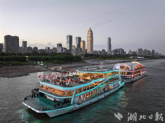 两江游船换上“中国红”，上新多主题潮玩“双节”假期