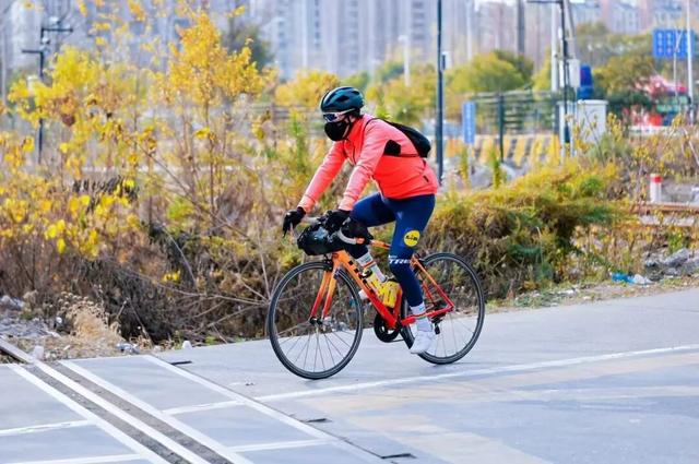 2026“活力宝山 逐风长滩”迎新骑行活动圆满举行