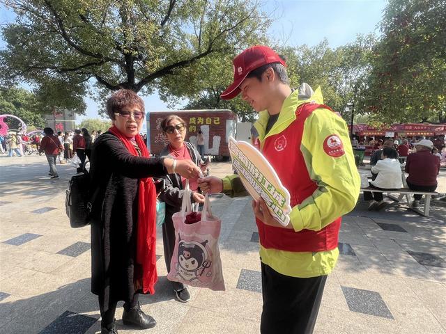 金菊铺锦映江城，志愿红暖赏菊路，武汉文旅志愿者护航金秋菊展
