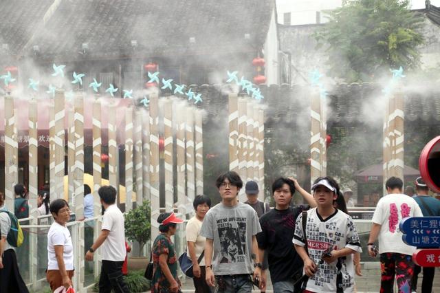 江苏苏州：山塘喷雾为游客送清凉