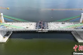 中企承建非洲最长矮塔斜拉桥合龙图片