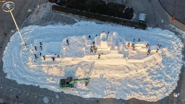 施工正酣！冰雪大世界超级冰滑梯初显“长城”雄姿