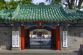 围绕董袭莹的种种疑云，该有个说法了 | 新京报快评图片