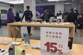 数码产品“国补”落地，记者实探线下门店：手机换新潮来袭，卖场提高备货量应对销售高峰图片