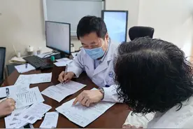 肠胃不适治不好？医生：你可能要看精神科！图片