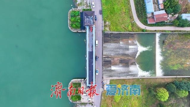 一年四季 泉在济南丨杏林水库开闸泄洪 飞瀑奔涌现壮丽景观，吸引市民驻足