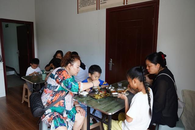 贵州龙里：多元业态迎客来 避暑旅居成热门
