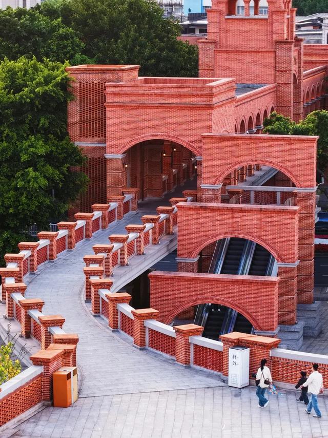 “神秘人物”亮相青年广场！一起开启江畔浪漫之旅！