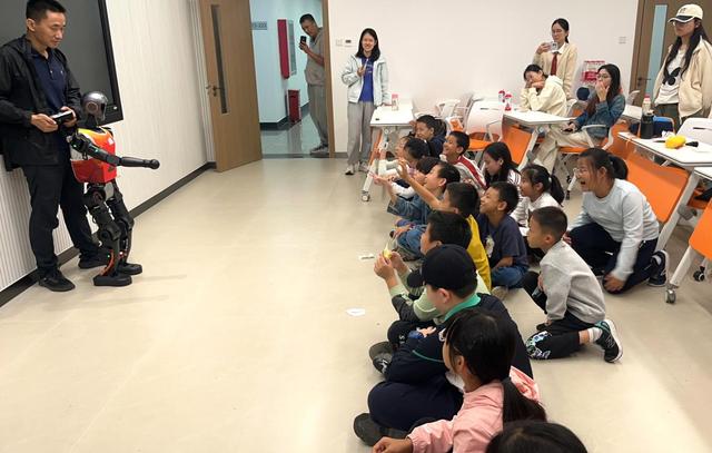 国庆长假走进农大实验室，机器人点亮少年科创梦