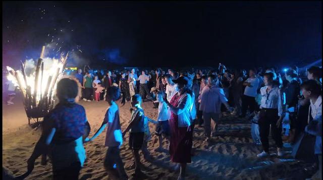 武威沙漠景区：篝火晚会点燃夏夜激情