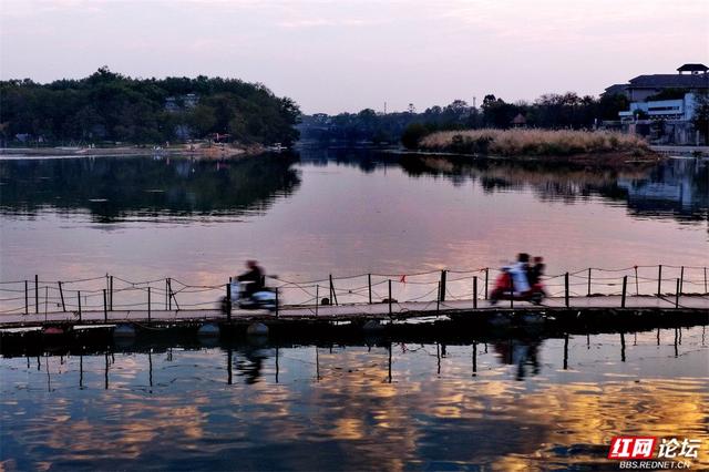 霞光漫过浮桥，桂林的黄昏温柔得不讲道理