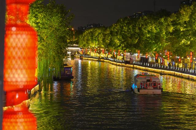 江苏无锡：京杭大运河秋日夜景美如画