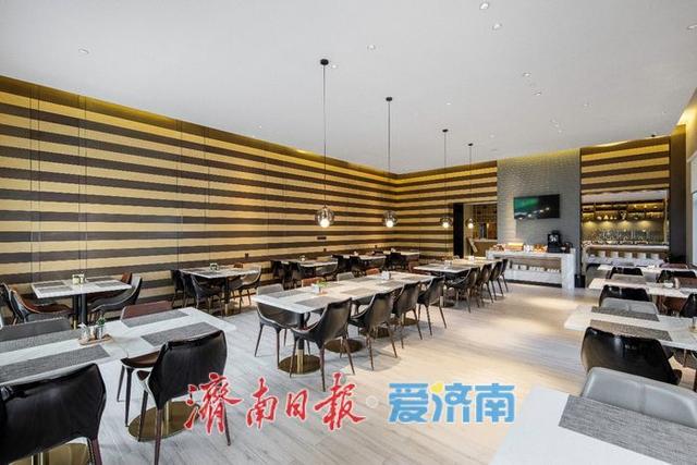 住酒店也能畅游书海？济南这家酒店将图书馆“搬”进来