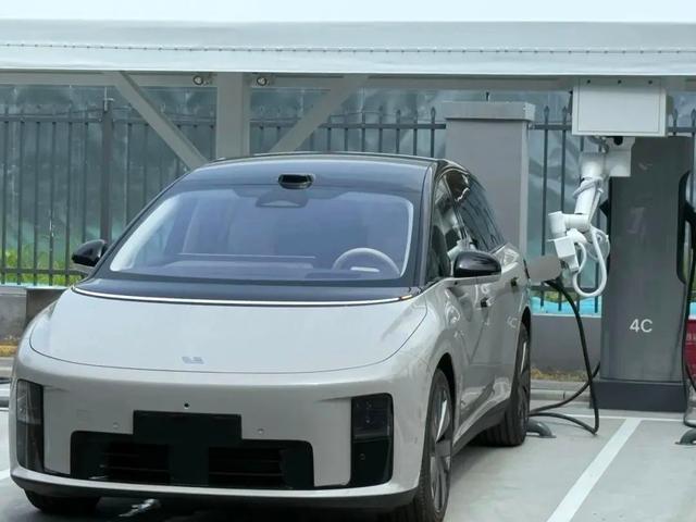 滨湖企业携手理想汽车，发布全球首款“充电机器人”！