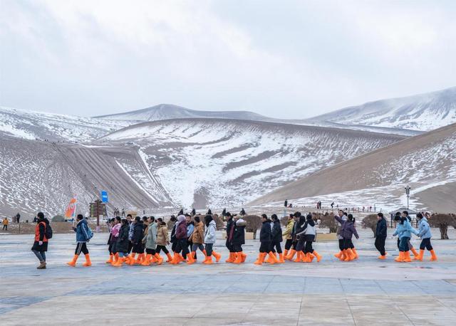 甘肃敦煌：雪落大漠景如画