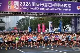 2024重庆长嘉汇半程马拉松鸣枪开跑图片