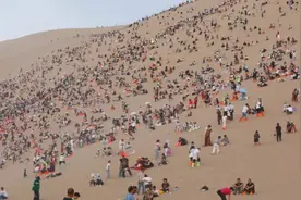 鸣沙山“堵骆驼”了！敦煌旅游火热，铁路部门加开的临客列车趟趟爆满！图片