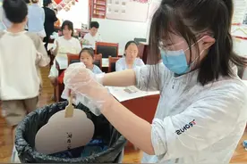 海滨街道花园南里社区开展“漆彩飞扬 制扇至美”非遗漆扇手工制作活动图片