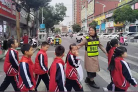 河南西峡：小义警守护大平安图片