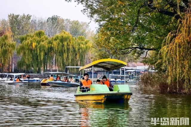 冬日暖阳映照，游人惬意泛舟