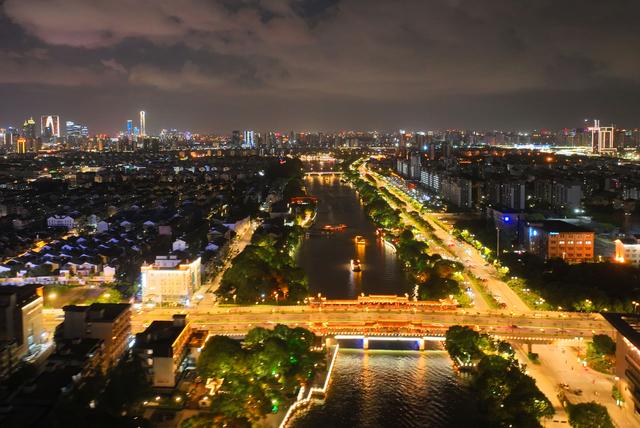 苏州：游客消夏夜游古运河