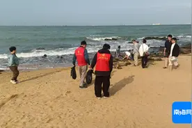 海口秀英区开展守护西海岸净滩行动 志愿服务绘就生态新画卷图片