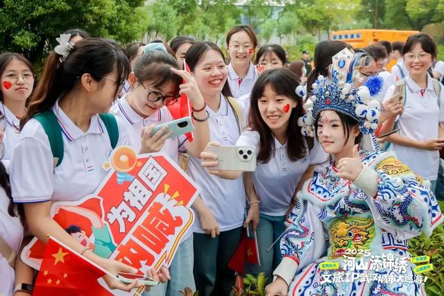 刚刚现身武汉街头，现场劲爆！“手机内存都不够用了”