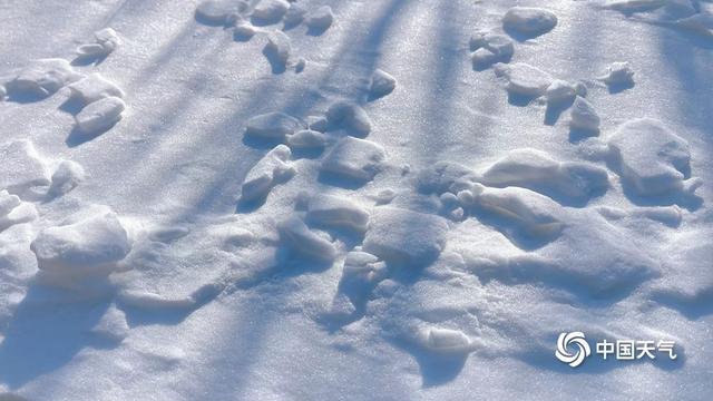 北京官厅湖满目皆景 风卷积雪别样美