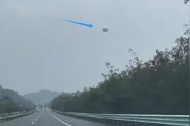 四川网友拍到不明漂浮物悬在空中，真相竟是……图片