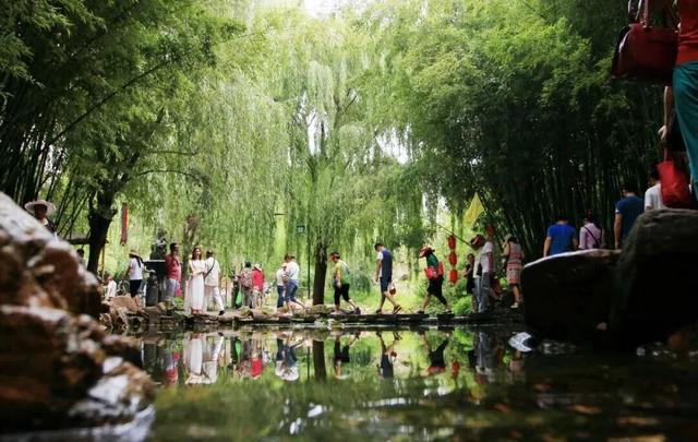 “乡土中国”的新时代叙事：一个县域旅游的十年崛起