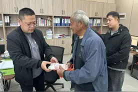 78岁卖菜大伯火了，网友：他的菜我承包了图片