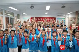 大学生教小朋友做月饼，传递温暖与爱图片
