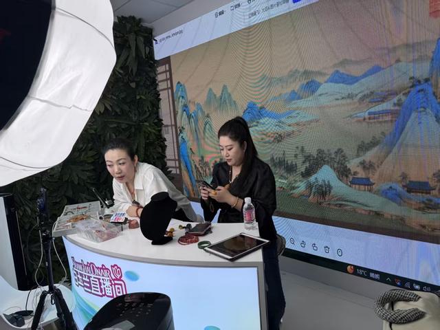 纽仕兰草饲Omega-3高蛋白牛奶白玉兰进博直播间全球首发，他飞过来代言