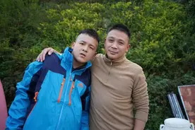 单亲爸爸带15岁孤独症儿子摆摊：希望大家多了解、包容、关爱孤独症群体图片