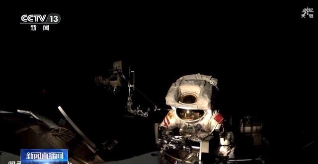 首次“换船”返航成功，神舟二十号乘组搭乘神舟二十一号顺利回家，工程师称“舷窗裂纹是航天员检查发现的”
