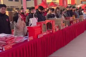 纵览热点｜刘强东给老家村民发1500万元现金和5万多件年货：不少村民骑着三轮车拉年货，还有村民送去锦旗图片