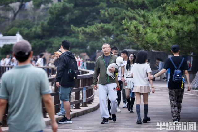 海滨假日人如织